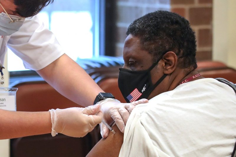 Un profesional de la salud de Walgreens administra una dosis de la vacuna Pfizer-BioNTec COVID-19 en Evanston, Ill., 22 de febrero de 2021. (Foto CNS/Kamil Krzaczynski, Reuters)