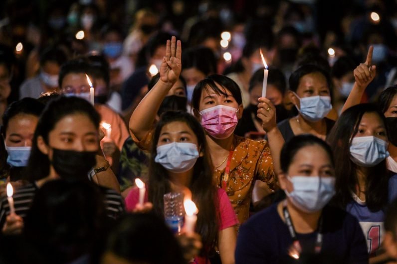 La gente sostiene velas mientras participa en una protesta contra el golpe de Estado en Rangún, Myanmar, el 14 de marzo de 2021. (Foto CNS/Reuters)