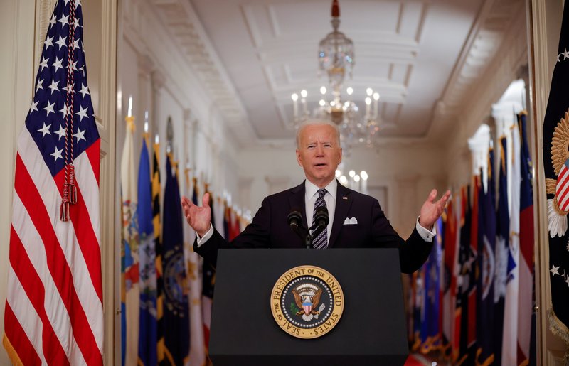 El presidente Joe Biden pronuncia su primer discurso desde la Casa Blanca en Washington el 11 de marzo de 2021, lo que marca un ao desde que la Organizacin Mundial de la Salud declar al coronavirus una pandemia y el primer aniversario de cierres generalizados para detener la propagacin del virus. (Foto CNS / Tom Brenner, Reuters)