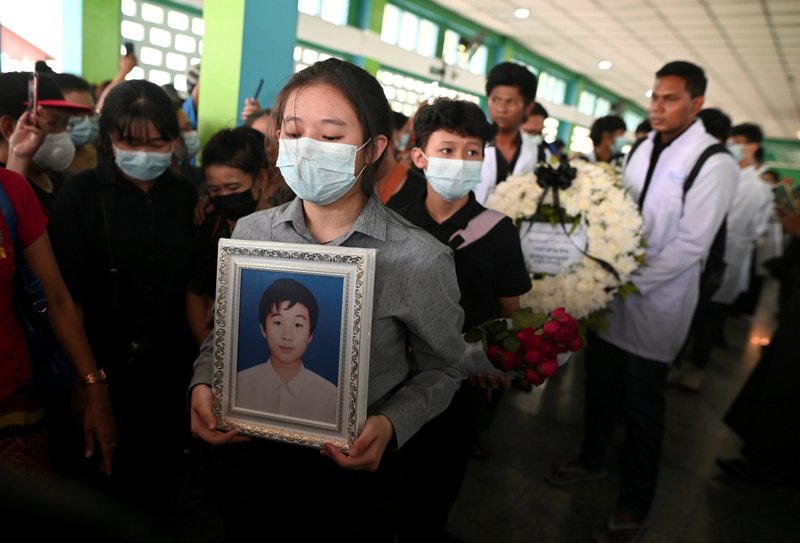 Una mujer marcha con una foto de Khant Nyar Hein, un estudiante de medicina de 17 aos que fue asesinado a tiros durante la represin de las fuerzas de seguridad contra los manifestantes antigolpistas, durante su funeral en Yangon, Myanmar, el 16 de marzo de 2021. El papa Francisco pidi el 17 de marzo un fin de la violencia y que comience el dialogo en Myanmar, donde las fuerzas de seguridad han matado al menos a 138 personas desde el 1 de febrero. (Foto CNS / Reuters)