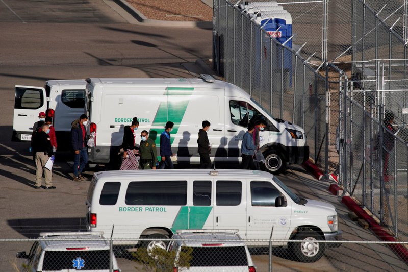 Migrantes bajo la custodia de la Patrulla Fronteriza de los Estados Unidos hacen fila en una estacin de la Patrulla Fronteriza en El Paso, Texas, el 15 de marzo de 2021. (CNS photo/Paul Ratje, Reuters)