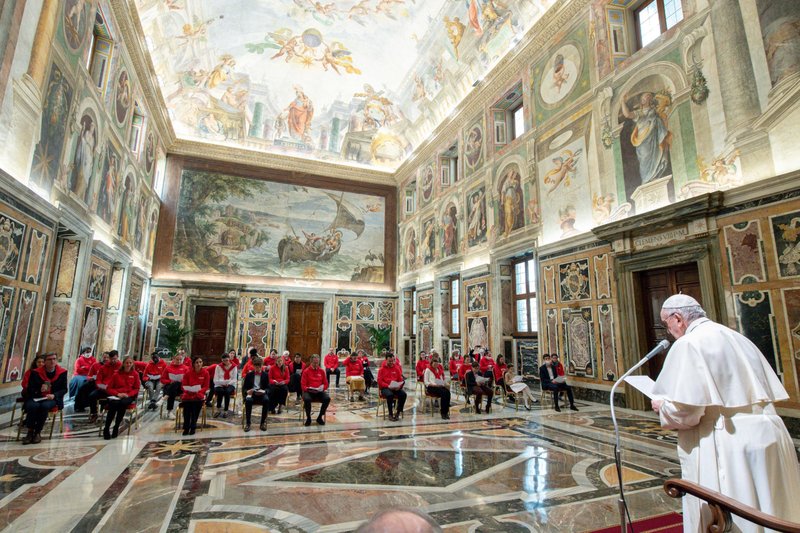 El papa Francisco aparece en esta foto con miembros de Fidesco durante una audiencia en el Vaticano el 20 de marzo de 2021. Fidesco es una organización católica que recluta y despliega personas para el trabajo misionero y de desarrollo. (Foto CNS/Vatican Media)