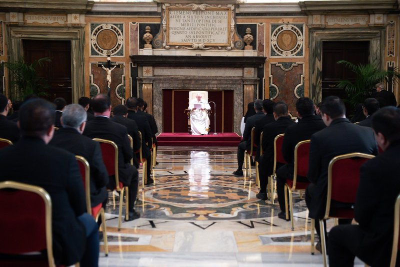 El Papa Francisco dirige una audiencia con estudiantes y profesores del Pontificio Colegio Mexicano en el Vaticano el 29 de marzo de 2021. El Papa dijo que los problemas a los que se enfrenta el mundo actual deben despertar "en cada sacerdote una auténtica compasión, tanto por las ovejas que se le han confiado como por aquellos que se han extraviado". (Foto CNS/Medios Vaticanos)