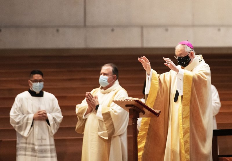 Monseñor Gómez ofrece una bendición en la Misa de San José. (Víctor Alemán)