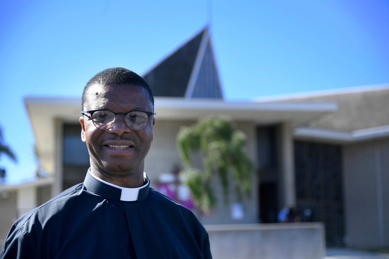 El P. Aloysius Ezeonyeka fue recibido de vuelta a su parroquia en la Iglesia Católica del Sagrado Corazón después de una experiencia potencialmente mortal en la que le dispararon durante un viaje a Etiopía. 21 de febrero de 2021 en Ventura, California. (Foto por John McCoy/)