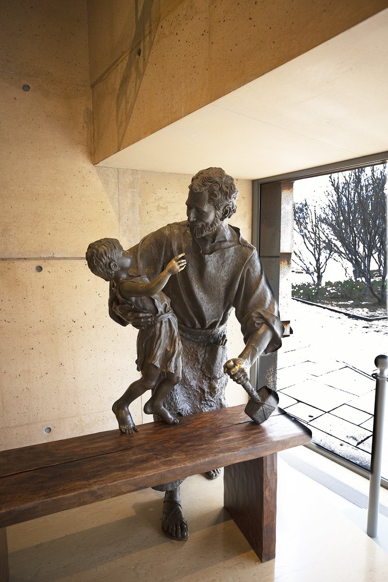Escultura de Christopher Slatoff "Adopción" en el ambulatorio norte de la Catedral de Nuestra Señora de los Ángeles. (Víctor Alemán)