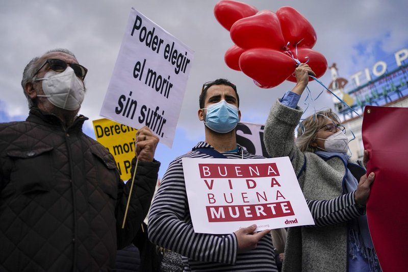 Manifestantes se concentran a favor de la aprobación de la ley de eutanasia en la Puerta del Sol en Madrid (Credito Andrea Comas/ El Pais)