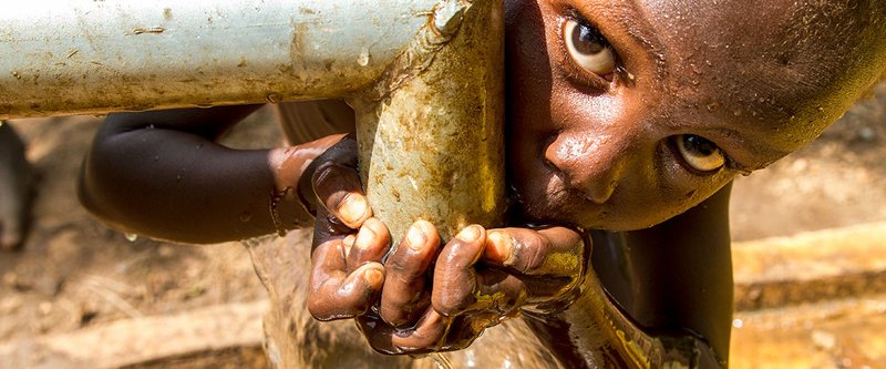 Marakera, un niño etíope de 5 años, bebe agua potable de una fuente. Foto UNICEF/Ayene.