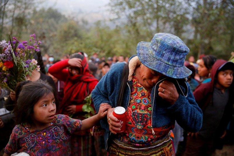 Un niño consuela a una mujer durante la procesión fúnebre que tuvo lugar el día 14 de marzo para tres de los migrantes de Comitancillo, Guatemala, asesinados cuando intentaban llegar a Estados Unidos en enero. | CNS / LUIS ECHEVERRIA, REUTERS