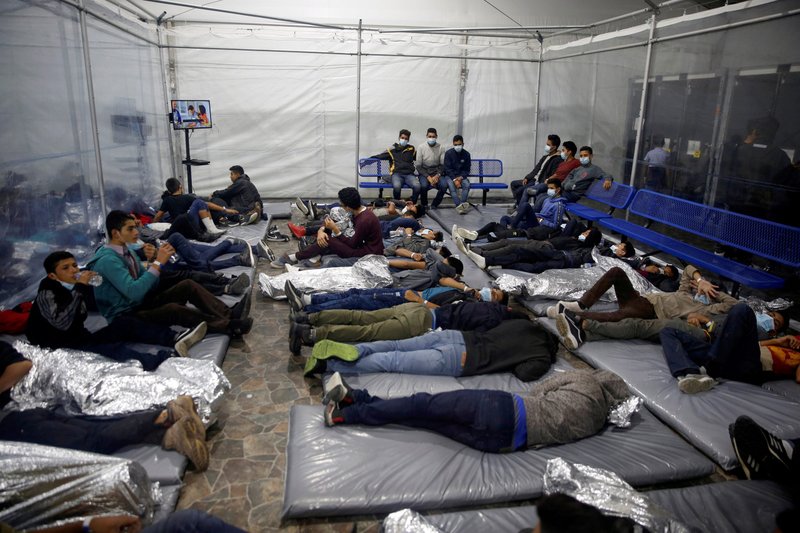 Jóvenes migrantes aparecen en esta foto del 30 de marzo de 2021 en el centro de detención Donna en Donna, Texas, establecido en febrero por la Oficina de Aduanas y Protección Fronteriza de EE. UU., una agencia del Departamento de Seguridad Nacional. (Foto CNS/Dario Lopez-Mills, Pool vía Reuters)