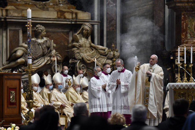 El papa Francisco usa incienso mientras celebra la Misa de Pascua en la Basílica de San Pedro en el Vaticano el 4 de abril de 2021. (Foto CNS/Paolo Galosi, pool)