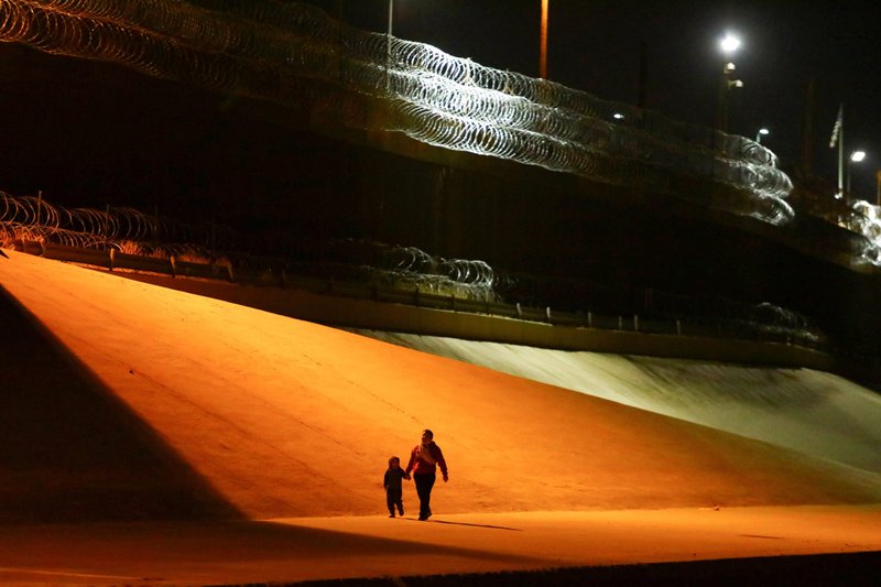 Migrantes de Honduras caminan hacia agentes de la Patrulla Fronteriza en El Paso, Texas, para entregarse el 29 de marzo de 2021 (Foto CNS/Edgard Garrido, Reuters)