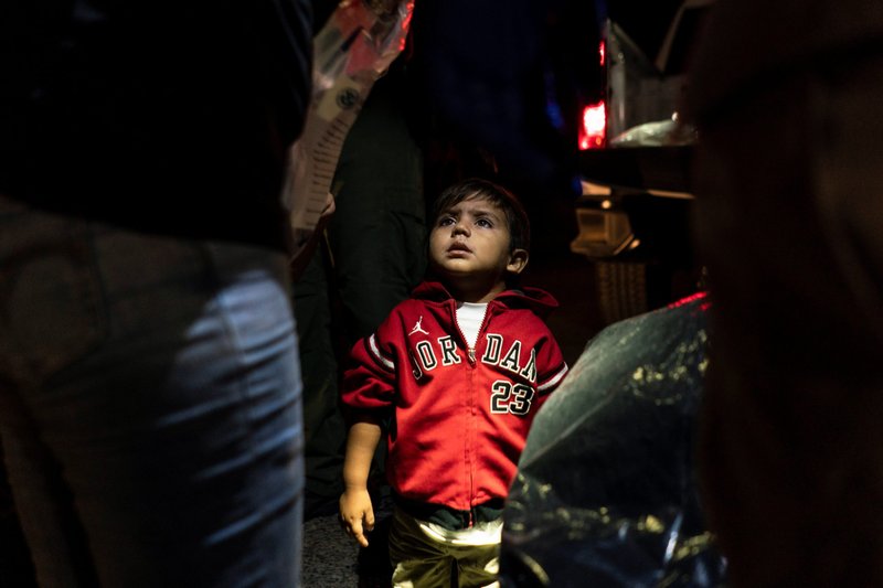 Un niño migrante que busca asilo en los Estados Unidos es visto en Roma, Texas, mirando a su madre el 5 de abril de 2021, mientras esperan ser transportados por la Patrulla Fronteriza después de cruzar el Río Grande a los Estados Unidos desde México. (Foto CNS/Go Nakamura, Reuters)