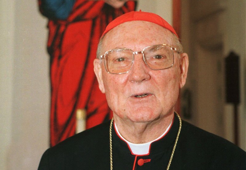 El cardenal australiano Edward I. Cassidy, entonces presidente del Consejo Pontificio para la Promoción de la Unidad De los Cristianos, aparece en Washington el 15 de junio de 1998. El cardenal Cassidy murió el 10 de abril de 2021 en Newcastle, Australia, a la edad de 96 años. (Foto CNS/Nancy Wiechec)