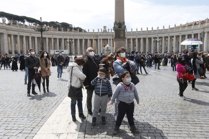 Miembros de una familia asisten a la recitación del Papa Francisco de la "Regina Coeli" desde la ventana de su estudio con vistas a la Plaza de San Pedro en el Vaticano el 18 de abril de 2021. Imagen referencial. (Foto CNS/Paul Haring)