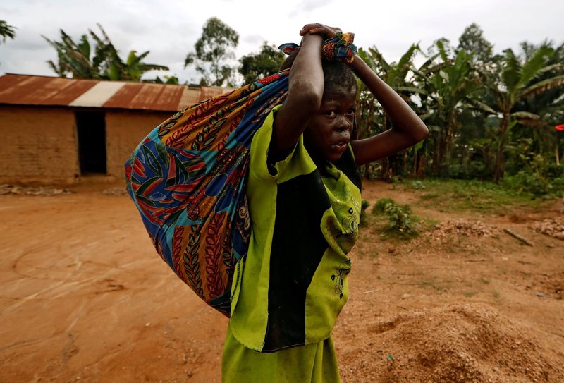Una niña carga hojas de mandioca en la espalda mientras regresa a casa desde el campo en Beni, República Democrática del Congo, en esta foto de 2019. La República Democrática del Congo es uno de los países más pobres del mundo. (Foto CNS/Zohra Bensemra, Reuters)