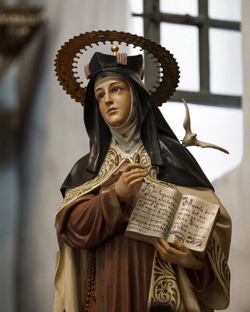 Una estatua de Santa Teresa de Ávila se encuentra en el santuario de la Capilla Serra en la Misión San Juan Capistrano en San Juan Capistrano, California, el 27 de julio de 2015. En un mensaje de video de 2021, marcando el 50 aniversario de la proclamación de Santa Teresa como doctora de la iglesia, el papa Francisco dijo que la santa española es un ejemplo para todos los cristianos de la importancia y necesidad de la oración. (Foto CNS/Nancy Wiechec)