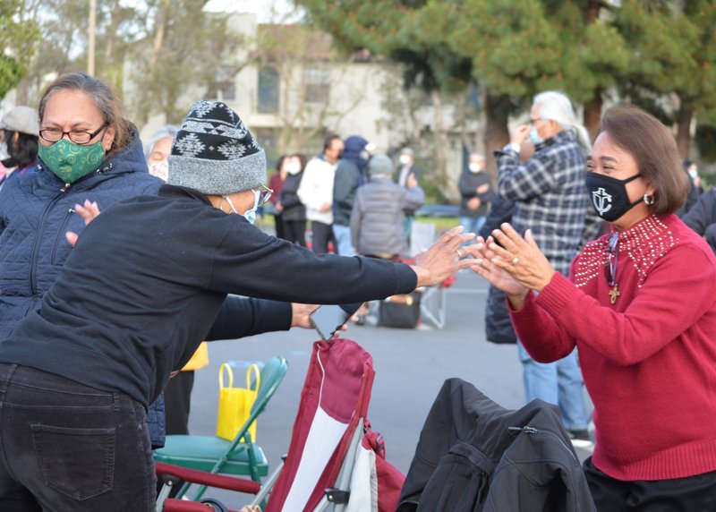 Los católicos asiáticos e isleños del Pacífico se reúnen frente a la Iglesia del Buen Pastor en San Diego el 15 de abril de 2021. El obispo Robert W. McElroy celebró una misa para la curación racial, con el obispo auxiliar John Dolan y más de una docena de sacerdotes como concelebrantes. (Foto CNS/Aida Bustos, La Cruz del Sur)