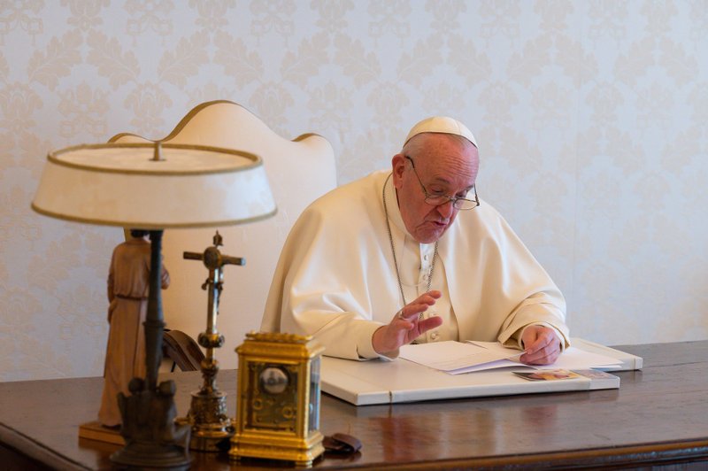 El Papa Francisco habla desde el Vaticano en un mensaje grabado en video para "Earth Day Live: Restore Our Earth", un evento mundial transmitido en vivo el 22 de abril de 2021, patrocinado por EarthDay.org. (Foto CNS/Medios Vaticanos)