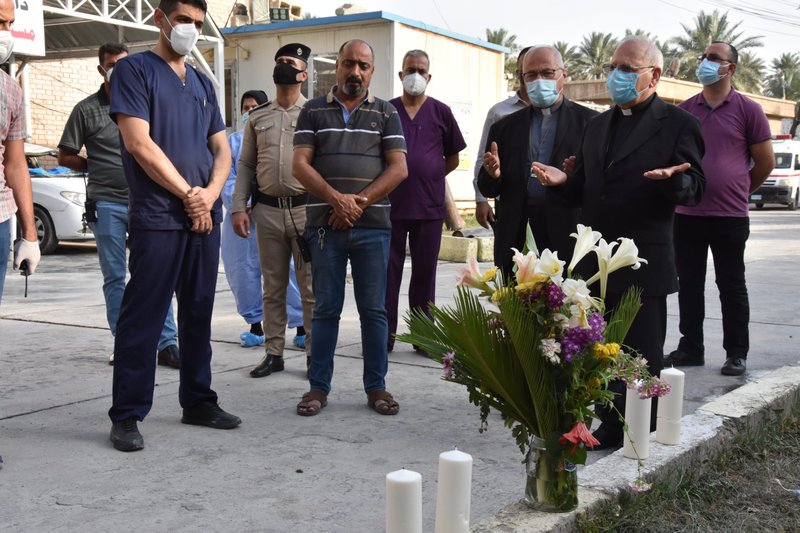 En esta foto de archibo, el obispo auxiliar Shlemon Warduni y el cardenal Louis Sako de Bagdad rezan fuera del hospital Ibn Khatib en Bagdad el 25 de abril de 2021, después de un incendio el día anterior causado por la explosión de un tanque de oxígeno. Al menos 82 personas murieron por el incendio. (Foto/cortesía del CNS Patriarcado caldeo)