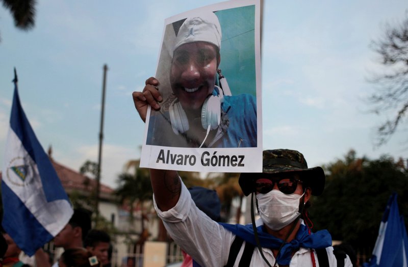 Un hombre carga una foto de Álvaro Gómez durante una protesta en Managua, Nicaragua, el 10 de mayo de 2018. Gómez fue asesinado durante una protesta tras reformas a los planes de pensiones del instituto nicaragüense de seguro social. La protesta fue organizada por el Movimiento Madres de Abril para exigir justicia al gobierno del presidente Daniel Ortega. (Foto de CNS/Oswaldo Rivas, Reuters)