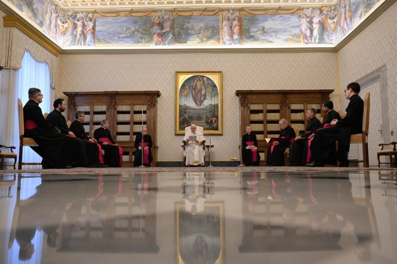 El papa Francisco dirige su audiencia general en la biblioteca del Palacio Apostólico en el Vaticano el 28 de abril de 2021. El papa reflexionó sobre el tema de la meditación mientras continuaba su serie de charlas sobre la oración.(Foto CNS/Vatican Media)