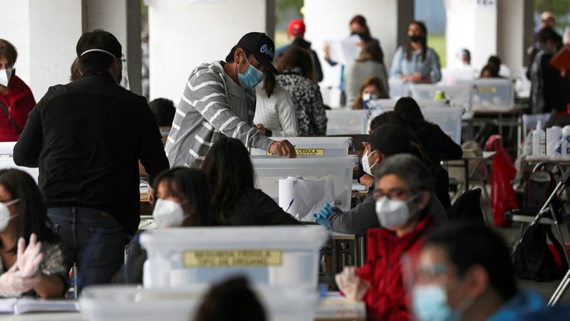 Un hombre vota en el referéndum sobre una nueva Constitución, Santiago, Chile, 25 de octubre de 2020. (Ivan Alvarado/Reuters)