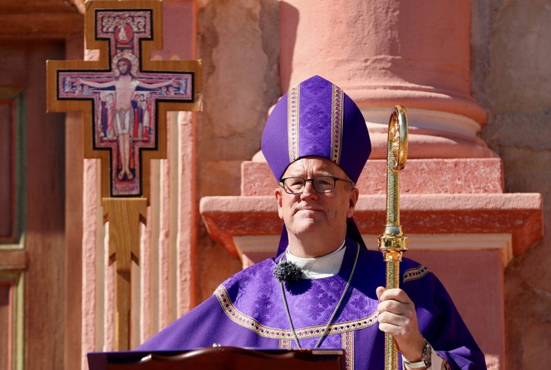 Monseñor Robert Barron en la misa del Miércoles de Ceniza en la Misión Santa Bárbara el 17 de febrero de 2021. (Cortesía Word on Fire)