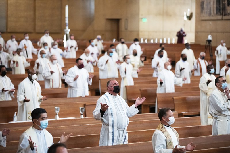 Más de 300 sacerdotes socialmente distanciados alinearon los bancos de la catedral para concelebrar la misa anual Crismal, donde monseñor Gómez bendijo los tres tipos de aceites sagrados sacramentales que se utilizarán en las parroquias alrededor de la arquidiócesis en el próximo año. (Víctor Alemán)