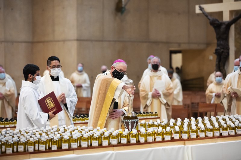 Monseñor Gómez bendice los óleos sagrados sacramentales en la misa crismal del Lunes Santo. (Víctor Alemán)