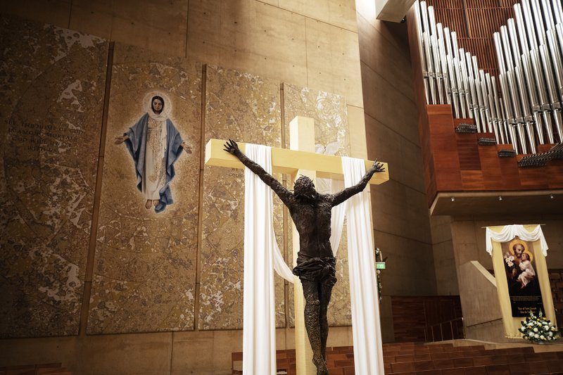 El nuevo tapiz de "María, Madre de la Iglesia" detrás del crucifijo de bronce en el santuario el Domingo de Pascua. (Víctor Alemán)