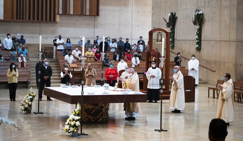 Monseñor José H. Gómez celebra la misa del mediodía del Domingo de Pascua en español en la Catedral de Nuestra Señora de los Ángeles el 4 de abril. Por primera vez en meses, los fieles pudieron sentarse en los bancas de los transepts norte y sur de la catedral, con el distanciamiento social. (Víctor Alemán)
