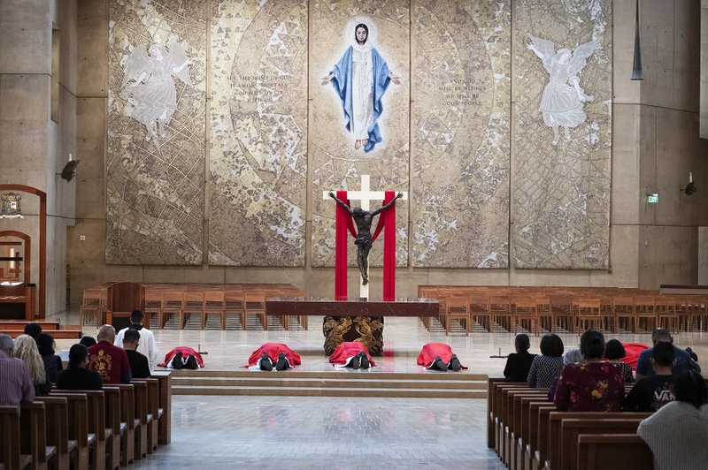 Los obispos veneran la cruz el Viernes Santo. (Víctor Alemán)