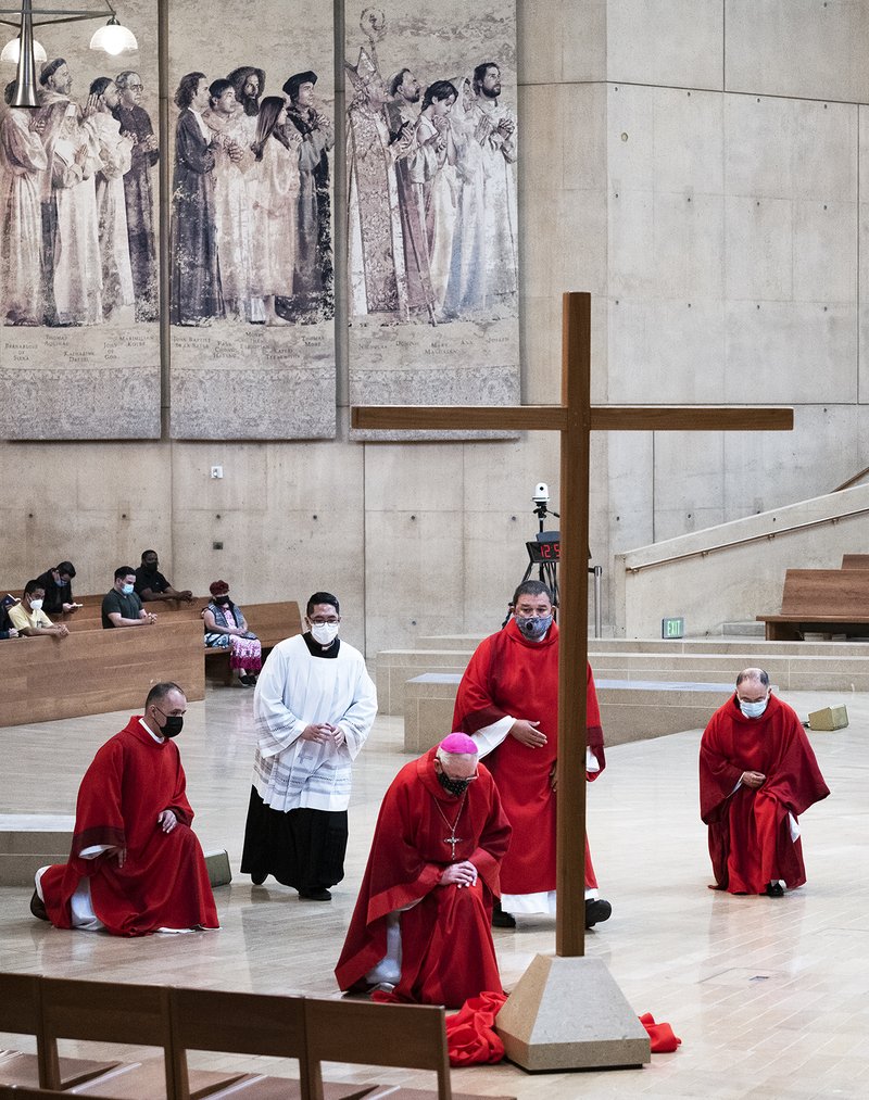 Monseñor Gómez participa en la adoración de la cruz durante la liturgia del Viernes Santo. (Víctor Alemán)