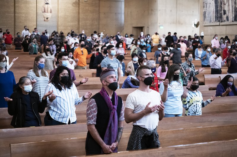 A los fieles se les pidió venerar la cruz sin besarla ni tocarla debido a las preocupaciones del COVID-19 en la liturgia del Viernes Santo de este año. (Víctor Alemán)