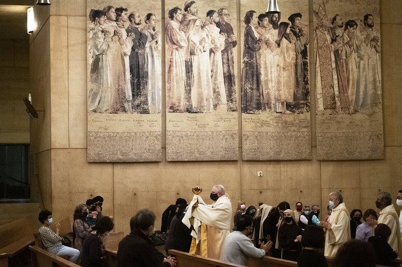 Monseñor Gómez procesa con la Eucaristía en la Misa de la Cena del Señor el Jueves Santo. (Víctor Alemán)