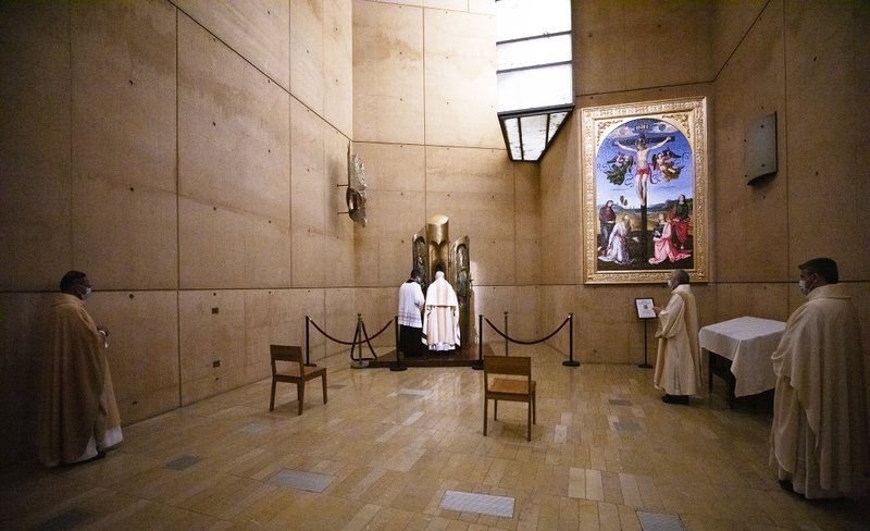 Después de haber procesado con ella al final de la Misa de la Cena del Señor el Jueves Santo, monseñor Gómez coloca la Santa Eucaristía en el tabernáculo de la Capilla Sacramental Santísima de la catedral. Según la tradición eclesiástica, no se celebran misas hasta la Vigilia pascual en la noche del Sábado Santo. (Víctor Alemán)