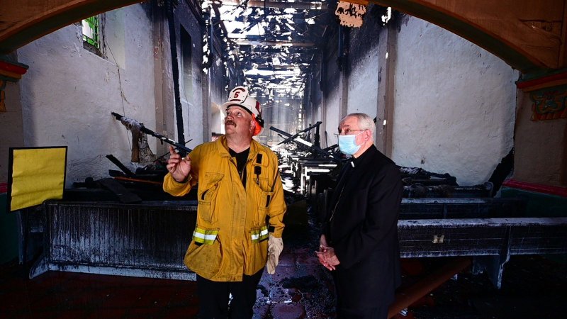 4 / 13 El arzobispo José H. Gomez y el jefe de bomberos de San Gabriel Steve Wallace inspeccionan los daños a la Misión de San Gabriel la mañana del 11 de julio. (Noticias - John McCoy/Angelus)