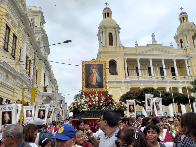 Procesión en le dia de la Divina Misericordia en Perú/ Crédito Cathopic 