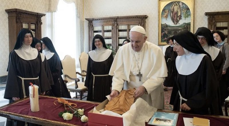 Papa Francisco con religiosas de clausura. Foto: Vatican Media
