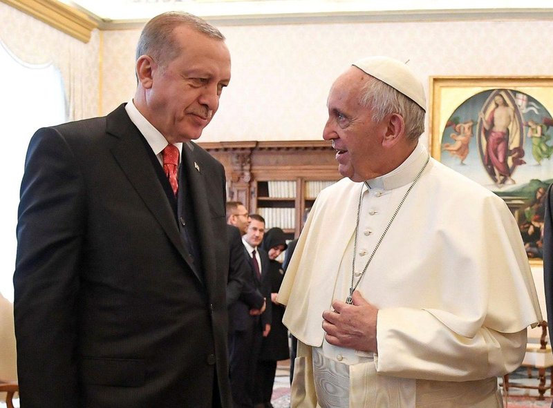 El Papa Francisco conversa con el presidente turco Tayyip Erdogan durante una reunión privada el 5 de febrero en el Vaticano. (FOTO CNS/Alessandro Di Meo vía Reuters)