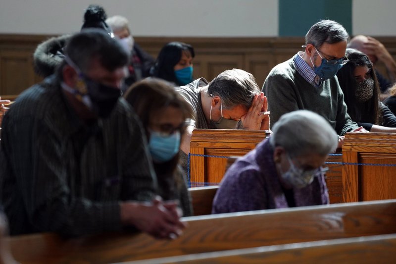 Un grupo de fieles reza durante una misa conmemorativa bilingüe el 13 de marzo de 2021 por los feligreses que han muerto de COVID-19 en la iglesia St. John-Visitation en el barrio del Bronx de Nueva York. Los Centros para el Control y la Prevención de Enfermedades anunciaron el 27 de abril que las personas completamente vacunadas pueden asistir de manera segura a los servicios de adoración en interiores pero deben ponerse mascarillas.(Foto CNS/Gregory A. Shemitz)
