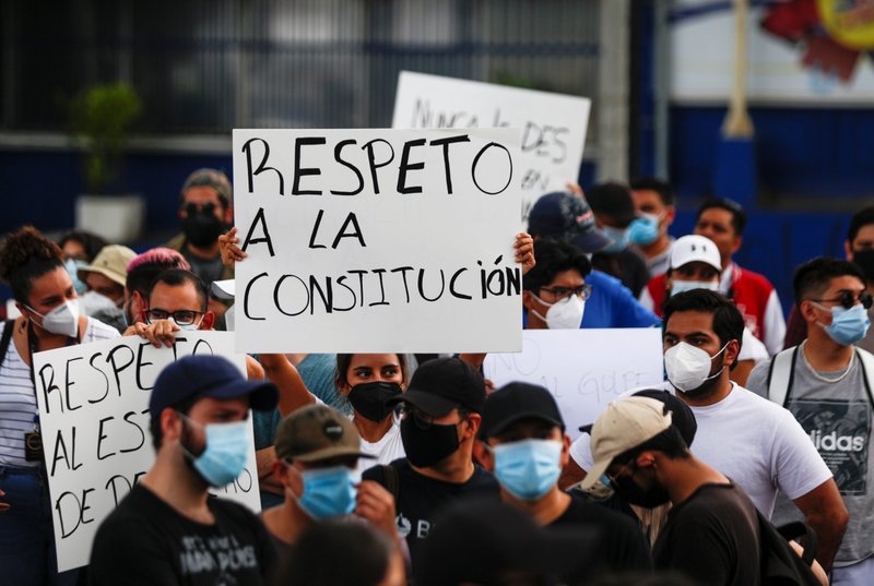 Estudiantes y otros salvadoreños piden "Respeto a la constitución" en San Salvador, El Salvador, el 2 de mayo de 2021, mientras protestan por la destitución de magistrados de la Sala de lo Constitucional y el fiscal general por parte de la nueva asamblea legislativa salvadoreña.(Foto CNS/José Cabezas, Reuters)