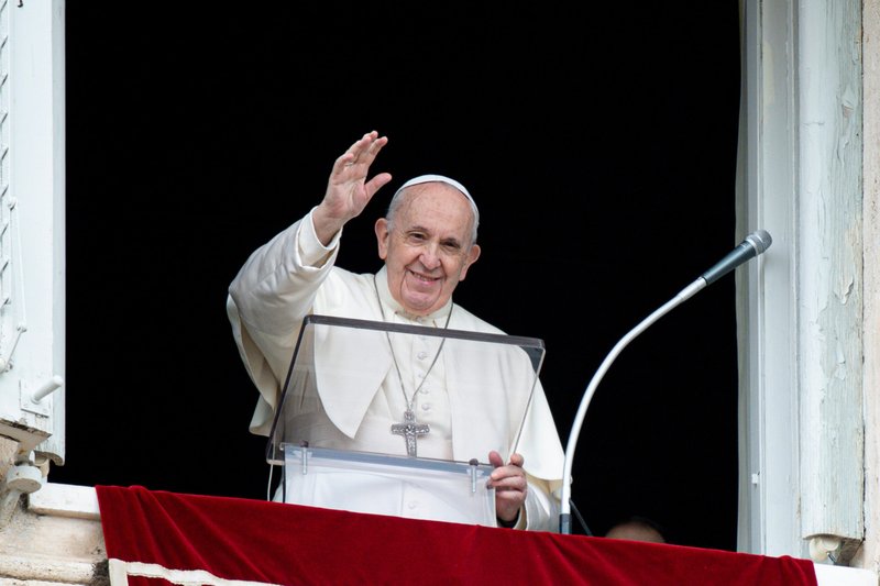 El papa Francisco saluda a la multitud mientras conduce la oración Regina Coeli (Reina del cielo) desde la ventana de su estudio con vista a la Plaza de San Pedro en el Vaticano el 2 de mayo de 2021. (Foto CNS/Vatican Media)