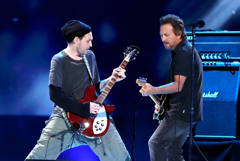 En esta imagen publicada el 2 de mayo de 2021, Josh Klinghoffer y Eddie Vedder tocan para el evento Global Citizen "Vax Live: The Concert To Reunite The World", en el Estadio SoFi en Inglewood, California. El concierto se transmitió el 8 de mayo e incluyó mensajes del papa Francisco y el presidente estadounidense Joe Biden.(Foto CNS/Kevin Winter/Getty Images para Global Citizen VAX LIVE)