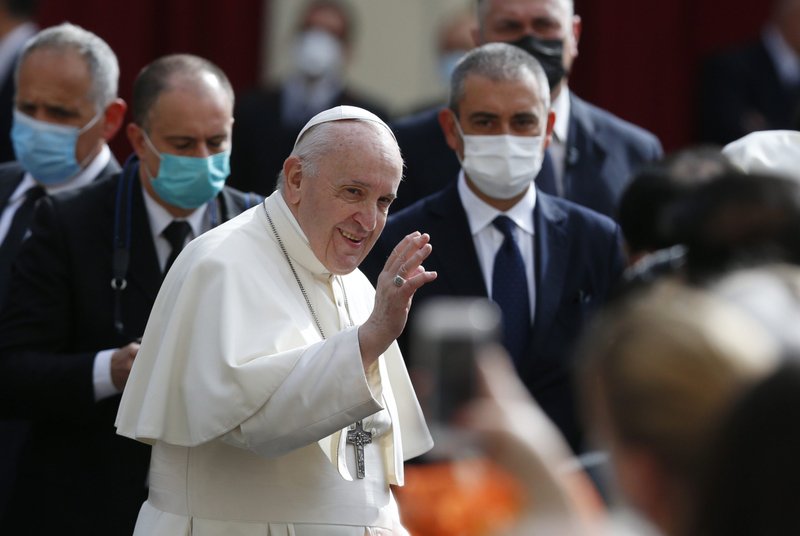 Papa Francisco saluda a la gente durante su audiencia general semanal en el Patio San Dámaso del Palacio Apostólico en el Vaticano el 12 de mayo de 2021. Fue la primera vez en más de seis meses que visitantes y peregrinos pudieron asistir a la audiencia presencialmente. (Foto CNS/ Paul Haring)