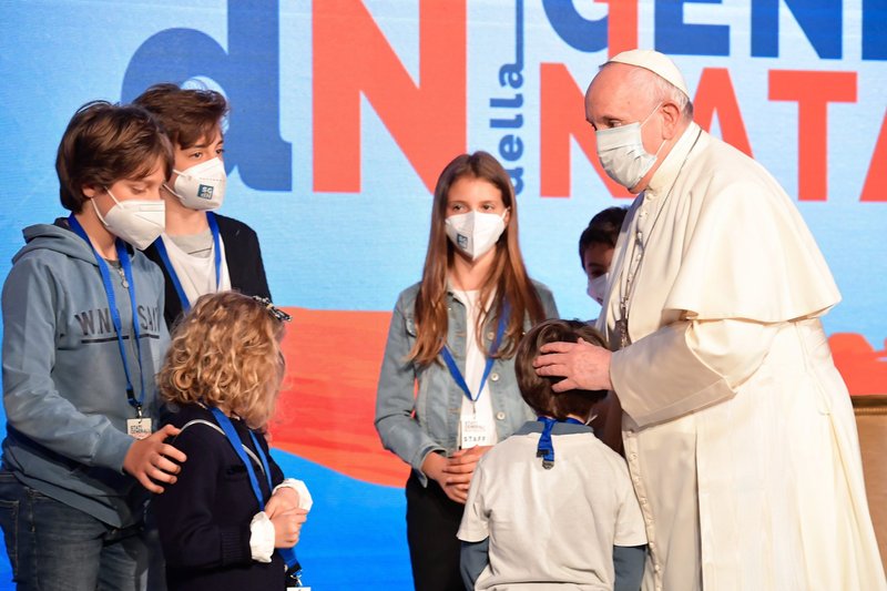 El Papa Francisco saluda a los niños en un auditorio de Roma el 14 de mayo de 2021, mientras abre un encuentro dedicado a la disminución de la tasa de natalidad y la población de Italia. (Foto CNS/Medios Vaticanos)