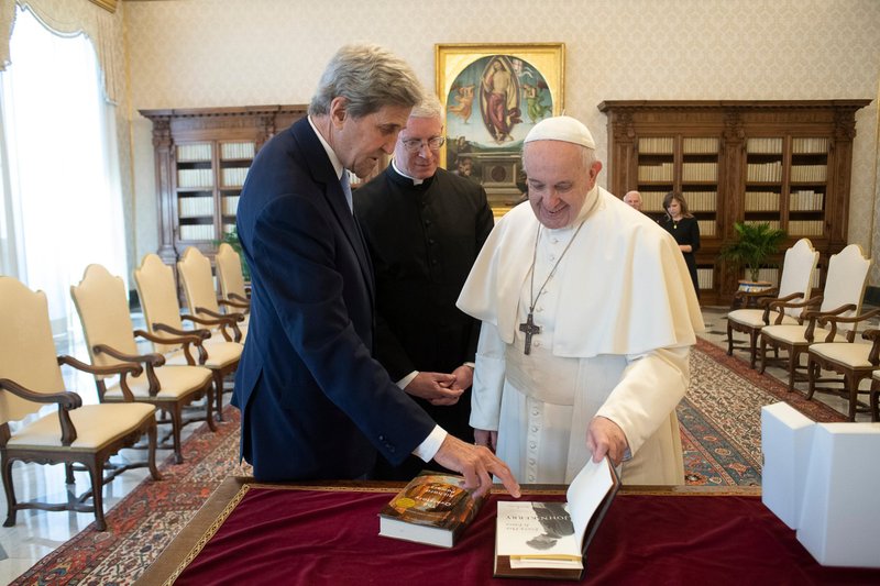 El papa Francisco intercambia regalos con John Kerry, enviado presidencial especial de Estados Unidos para el clima, en el Vaticano el 15 de mayo de 2021. (Foto CNS/Vatican Media)