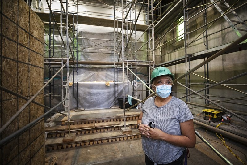 Terri Huerta, directora de desarrollo y comunicación de misión San Gabriel, frente al santuario de la iglesia. El retablo sobrevivió al incendio del año pasado. (Víctor Alemán)
