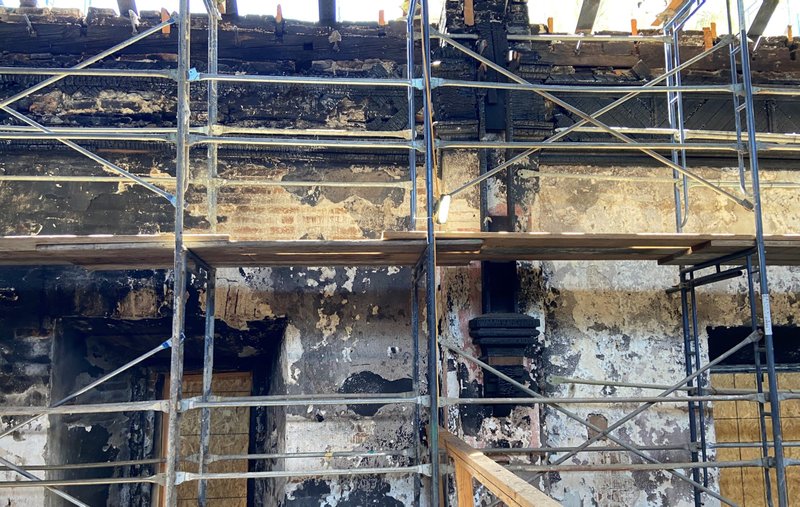 El fuego del año pasado ha expuesto patrones de ladrillo y pintura en las paredes de la Misión San Gabriel. (Pablo Kay)